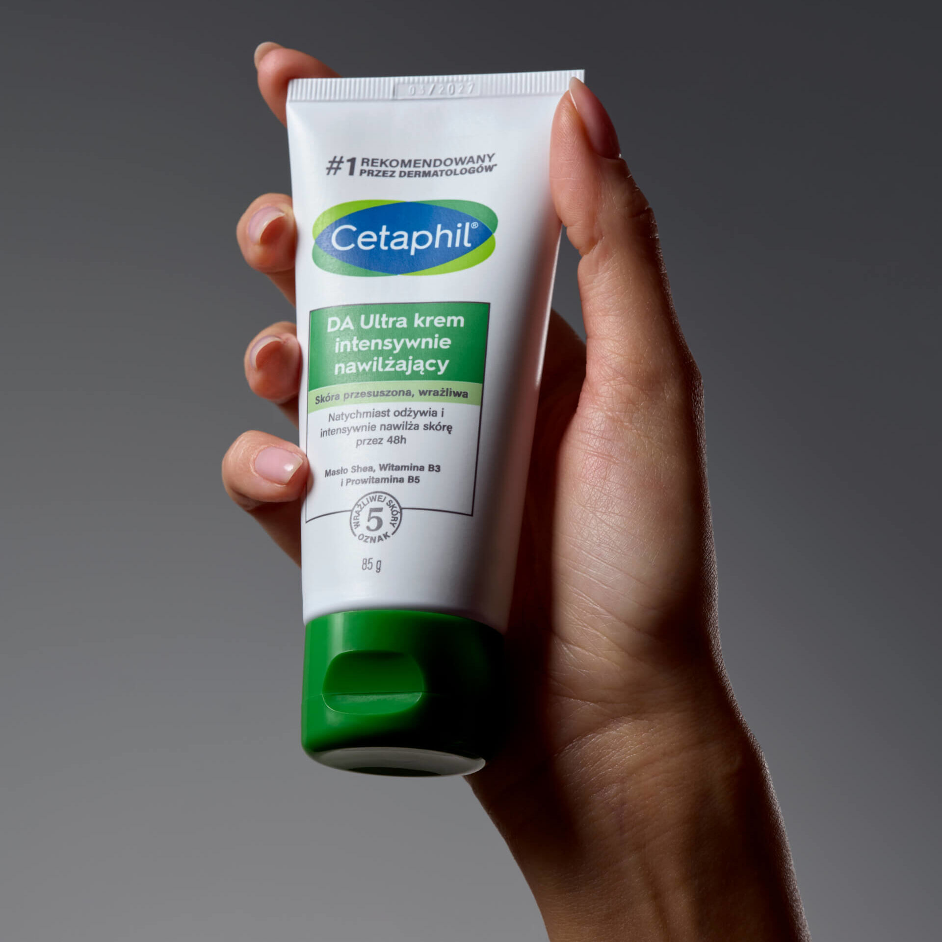 Opakowanie intensywnie nawilżającego kremu Cetaphil w dłoni.